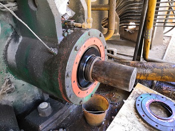 水泥立磨减速机轴油封部位磨损现场